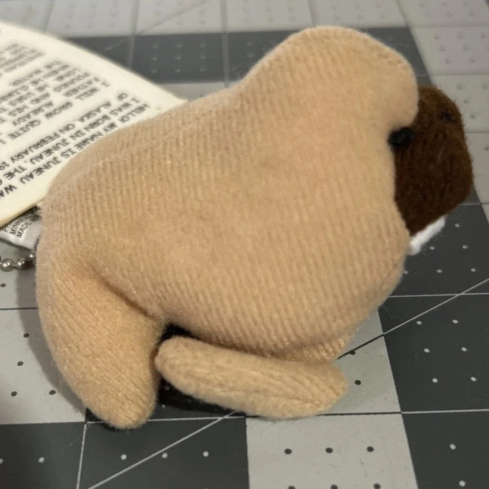 1997 WEEBEANIES COLLECTOR SERIES 1st EDITION keychain Juneau Walrus Plush w/card